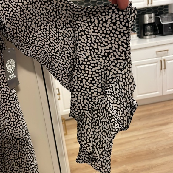 NWT Vince Camuto Black & White Patterned Blouse with Flutter Sleeve | XL - Picture 6 of 9